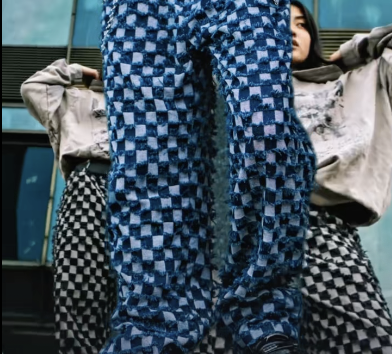 Na e-shopu máme spoustu custom kalhot, vždy 1 of 1. ♻️ Pro nově registrující zákazníky je sleva 10%, tak nabíhej dokud tam...